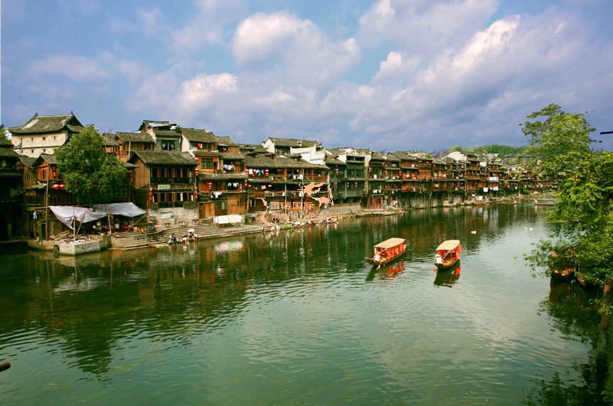 張家界、寶峰湖、芙蓉鎮(zhèn)、鳳凰古城、天門山玻